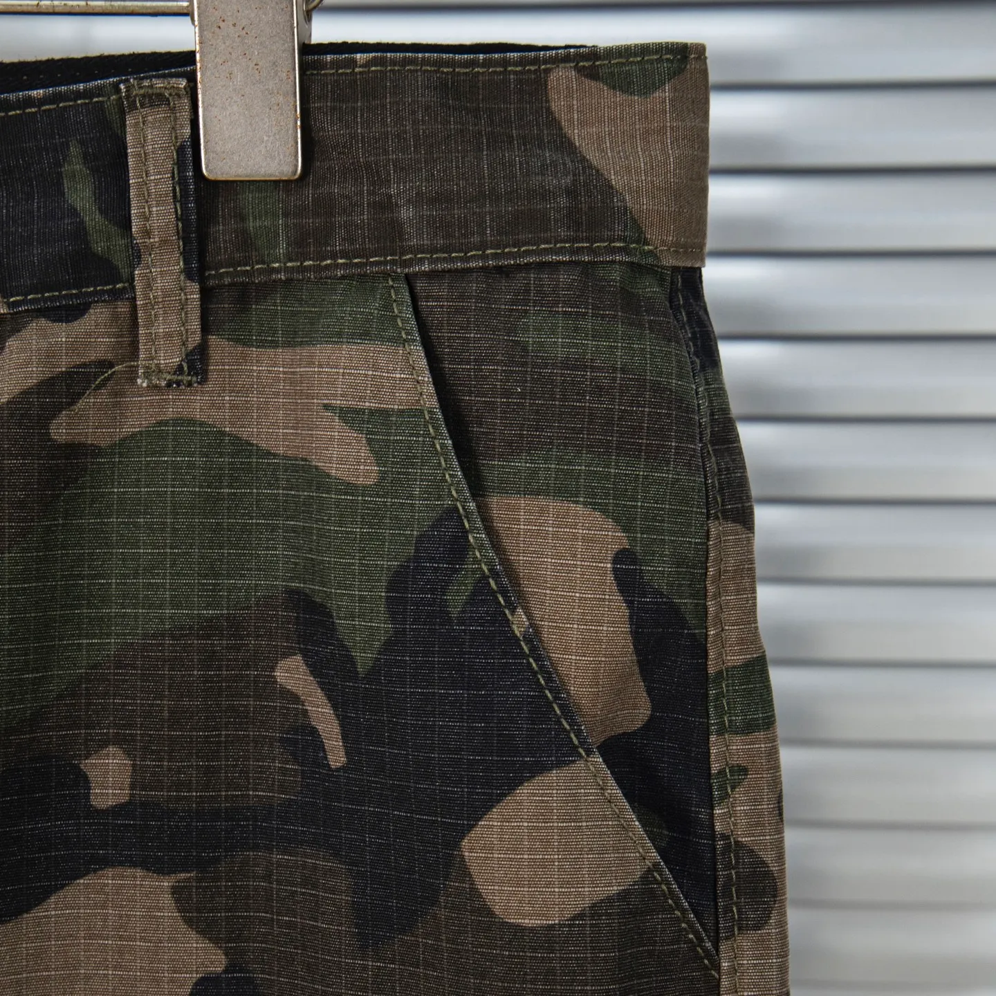 P260 Chrome hearts CH Chrome hearts new silver camouflage three-dimensional pocket overalls Chrome hearts is a top brand in the fashion world, and these pants are one of the best. It uses the classic Levi's jeans bottom panel, which has been carefully disassembled and spliced. The washed effect is natural, showing a unique retro charm. The pants are based on camouflage and are paired with cross patches, which have a great visual impact. These patches are exquisitely crafted and have a luxurious feel. The hardware accessories are ultra-exquisite. The placket buckle is made of silver, hand-polished and painted with distressing liquid. The main buckle has a three-dimensional cross flower shape. The six-pointed star screws and hand-cut leather washers on the back are full of details, which are both beautiful and durable. Style number: 1731# Color: Camouflage Size: 28 30 32 34 36